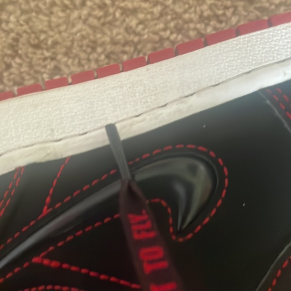 Jordan 1 red and black but wit no box - Picture 5 of 17